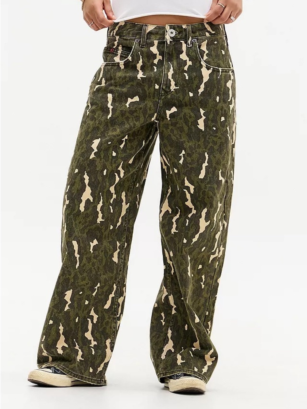 BDG Urban Outfitters Jaya Baggy Green camo Camouflage Wide Leg Jeans pants